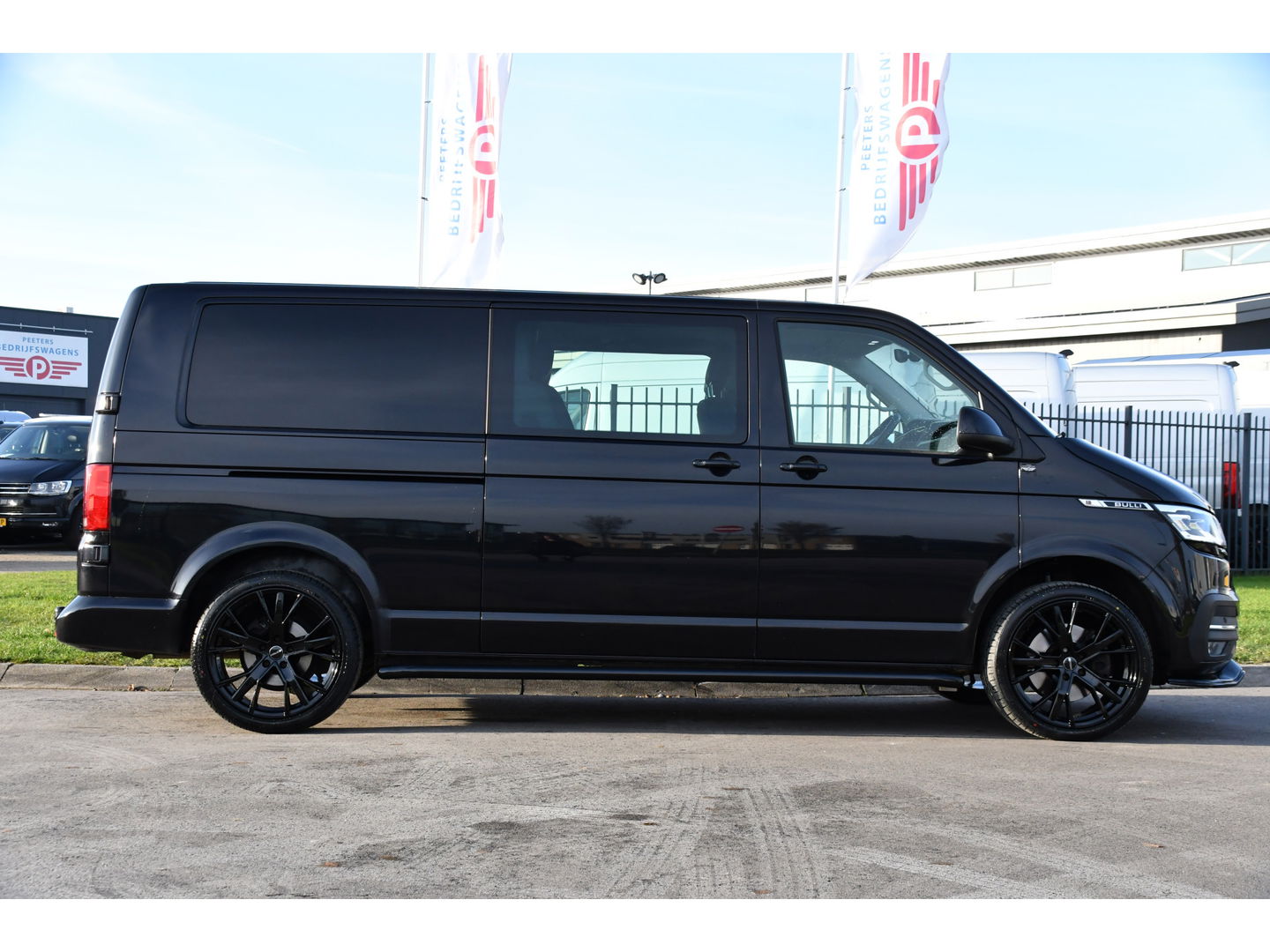Volkswagen Transporter 2.0 TDI L2H1 30 DC Bulli Black Edition Virtual, Adaptie cruise, Camera, Carplay, 199pk, Sensoren, Automaat, Leder, Trekhaak, LED, 2 x Schuifdeur, Uniek!