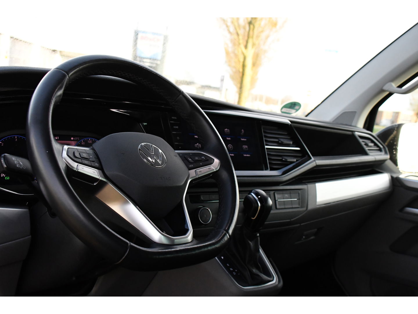 Volkswagen Transporter 2.0 TDI L2H1 30 DC Bulli Black Edition Virtual, Adaptie cruise, Camera, Carplay, 199pk, Sensoren, Automaat, Leder, Trekhaak, LED, 2 x Schuifdeur, Uniek!