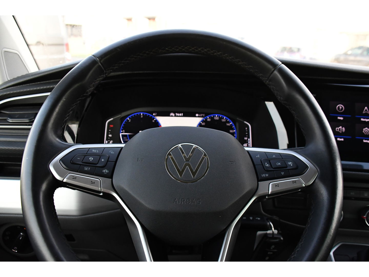 Volkswagen Transporter 2.0 TDI L2H1 30 DC Bulli Black Edition Virtual, Adaptie cruise, Camera, Carplay, 199pk, Sensoren, Automaat, Leder, Trekhaak, LED, 2 x Schuifdeur, Uniek!