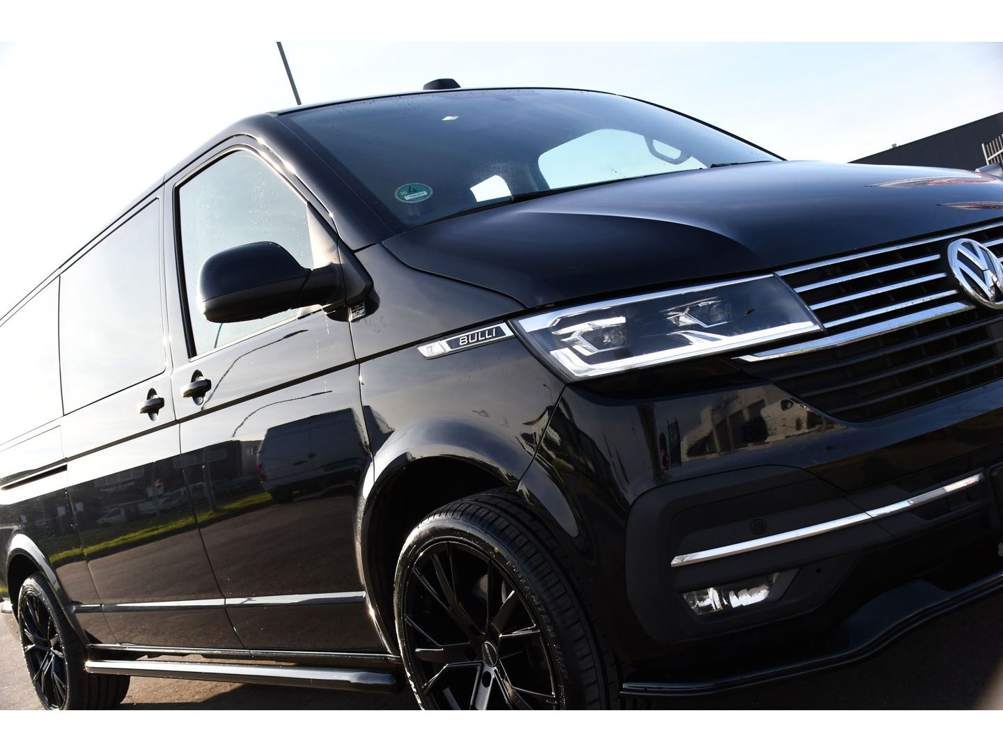 Volkswagen Transporter 2.0 TDI L2H1 30 DC Bulli Black Edition Virtual, Adaptie cruise, Camera, Carplay, 199pk, Sensoren, Automaat, Leder, Trekhaak, LED, 2 x Schuifdeur, Uniek!