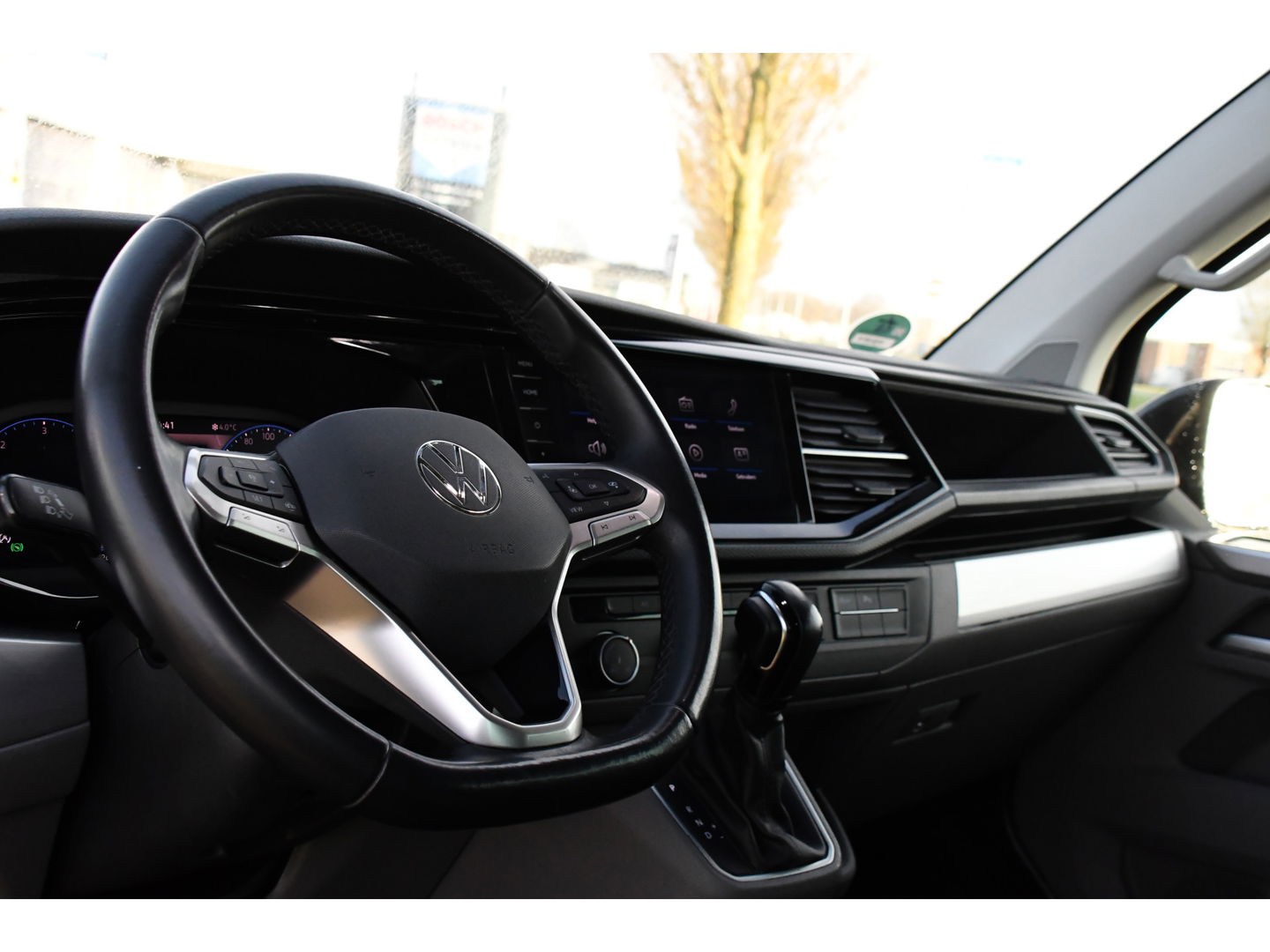 Volkswagen Transporter 2.0 TDI L2H1 30 DC Bulli Black Edition Virtual, Adaptie cruise, Camera, Carplay, 199pk, Sensoren, Automaat, Leder, Trekhaak, LED, 2 x Schuifdeur, Uniek!