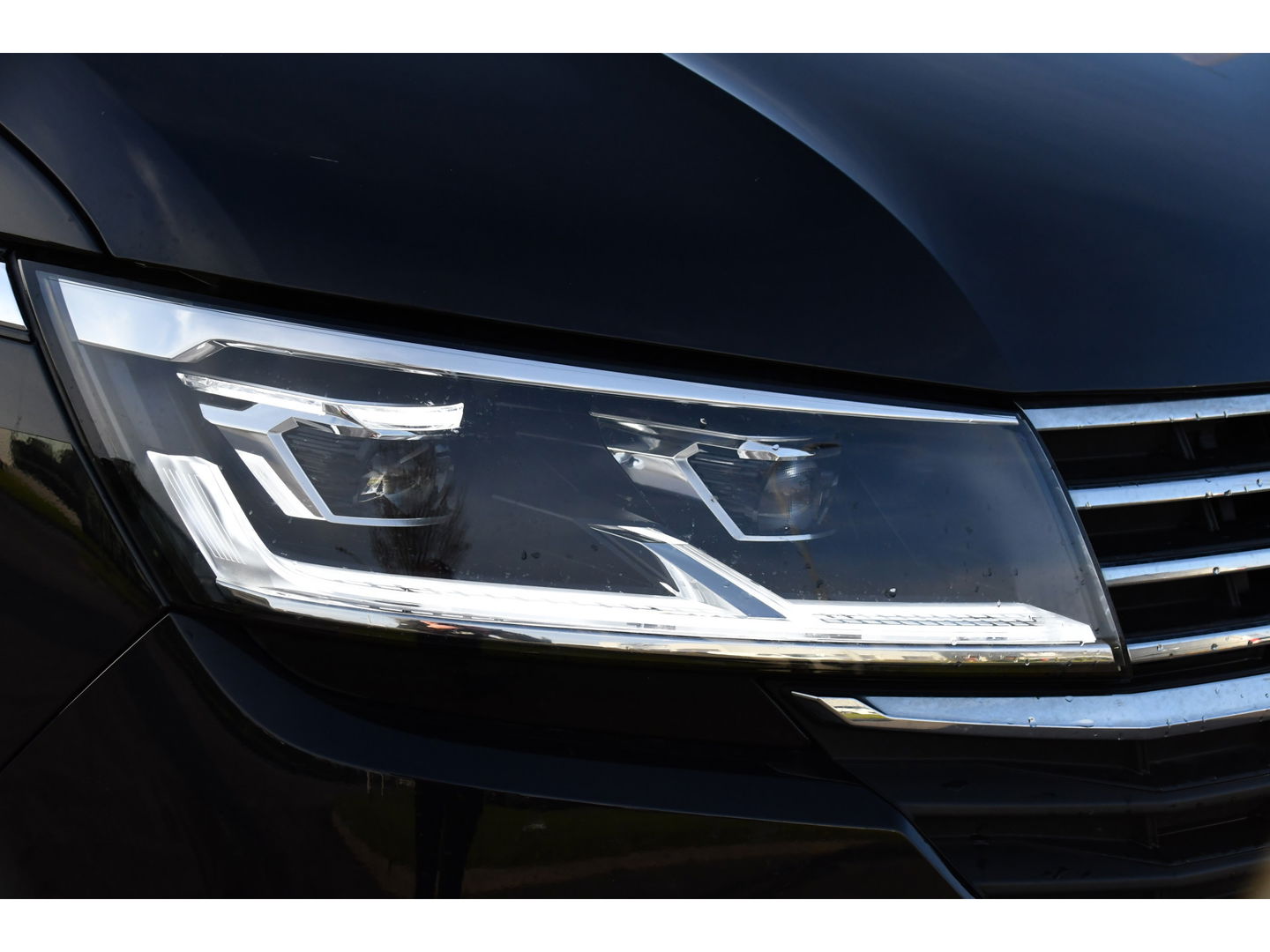 Volkswagen Transporter 2.0 TDI L2H1 30 DC Bulli Black Edition Virtual, Adaptie cruise, Camera, Carplay, 199pk, Sensoren, Automaat, Leder, Trekhaak, LED, 2 x Schuifdeur, Uniek!