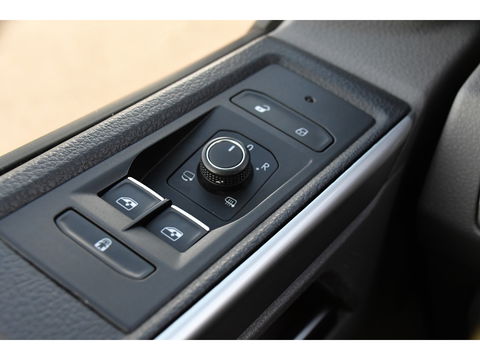 Volkswagen Transporter 2.0 TDI L2H1 30 DC Bulli Black Edition Virtual, Adaptie cruise, Camera, Carplay, 199pk, Sensoren, Automaat, Leder, Trekhaak, LED, 2 x Schuifdeur, Uniek!