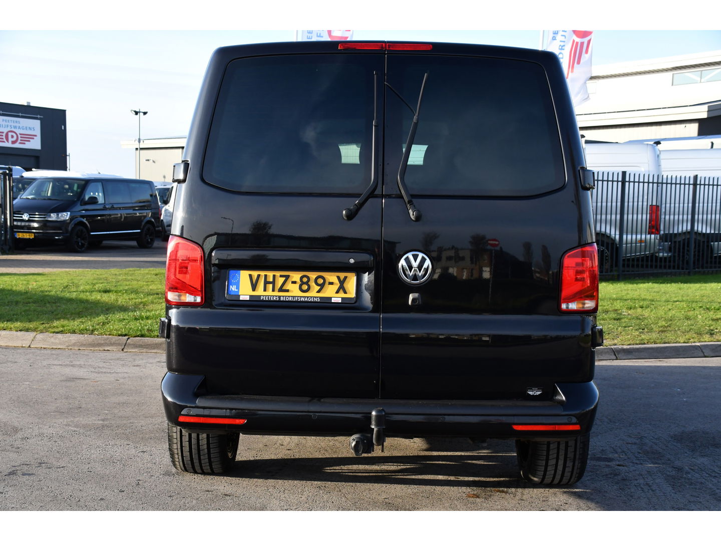 Volkswagen Transporter 2.0 TDI L2H1 30 DC Bulli Black Edition Virtual, Adaptie cruise, Camera, Carplay, 199pk, Sensoren, Automaat, Leder, Trekhaak, LED, 2 x Schuifdeur, Uniek!