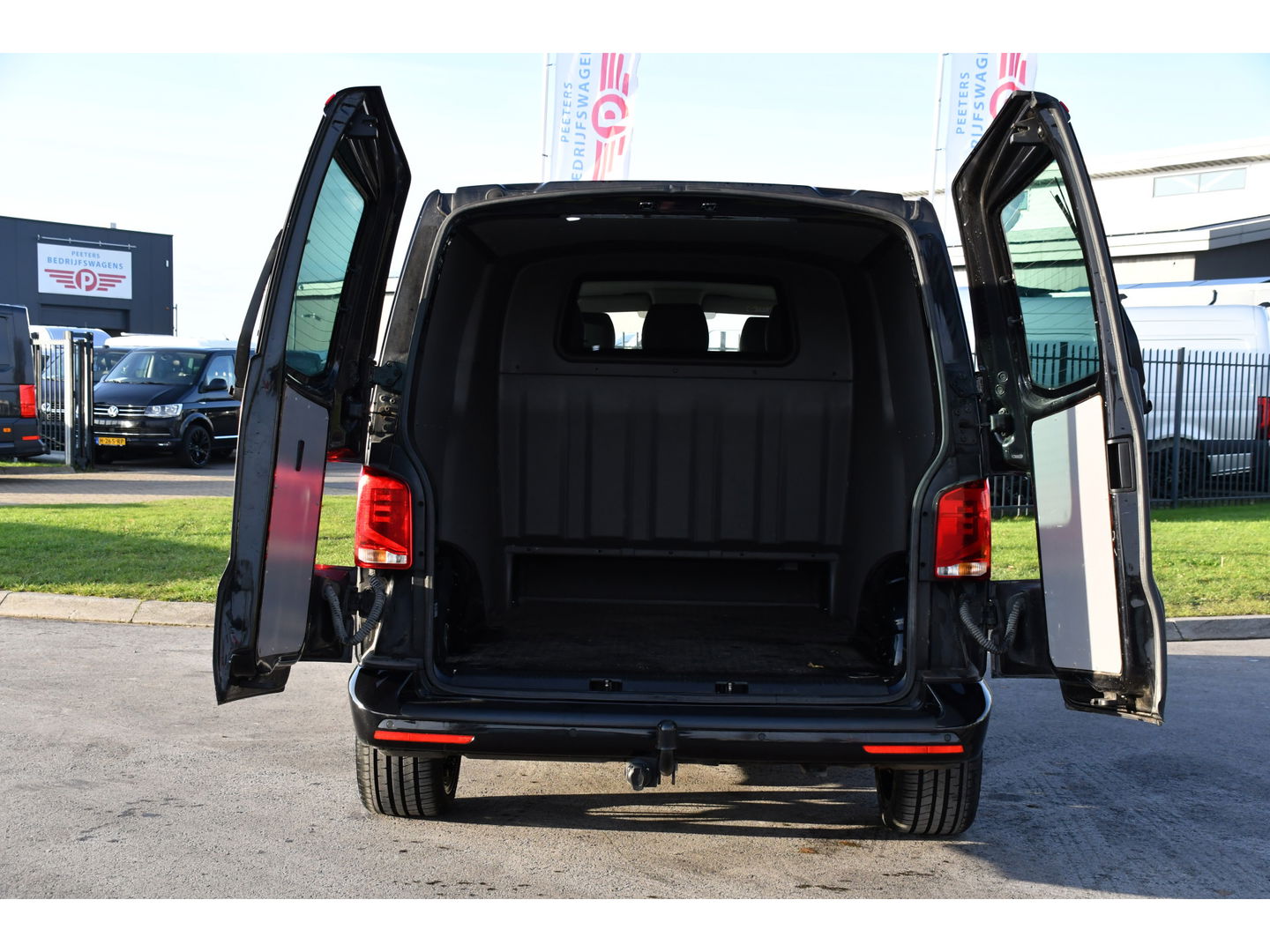 Volkswagen Transporter 2.0 TDI L2H1 30 DC Bulli Black Edition Virtual, Adaptie cruise, Camera, Carplay, 199pk, Sensoren, Automaat, Leder, Trekhaak, LED, 2 x Schuifdeur, Uniek!