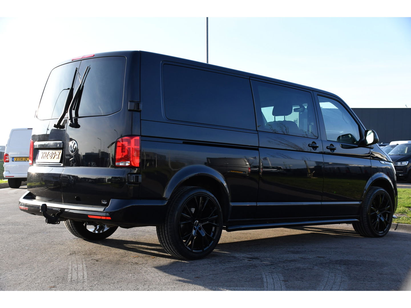Volkswagen Transporter 2.0 TDI L2H1 30 DC Bulli Black Edition Virtual, Adaptie cruise, Camera, Carplay, 199pk, Sensoren, Automaat, Leder, Trekhaak, LED, 2 x Schuifdeur, Uniek!