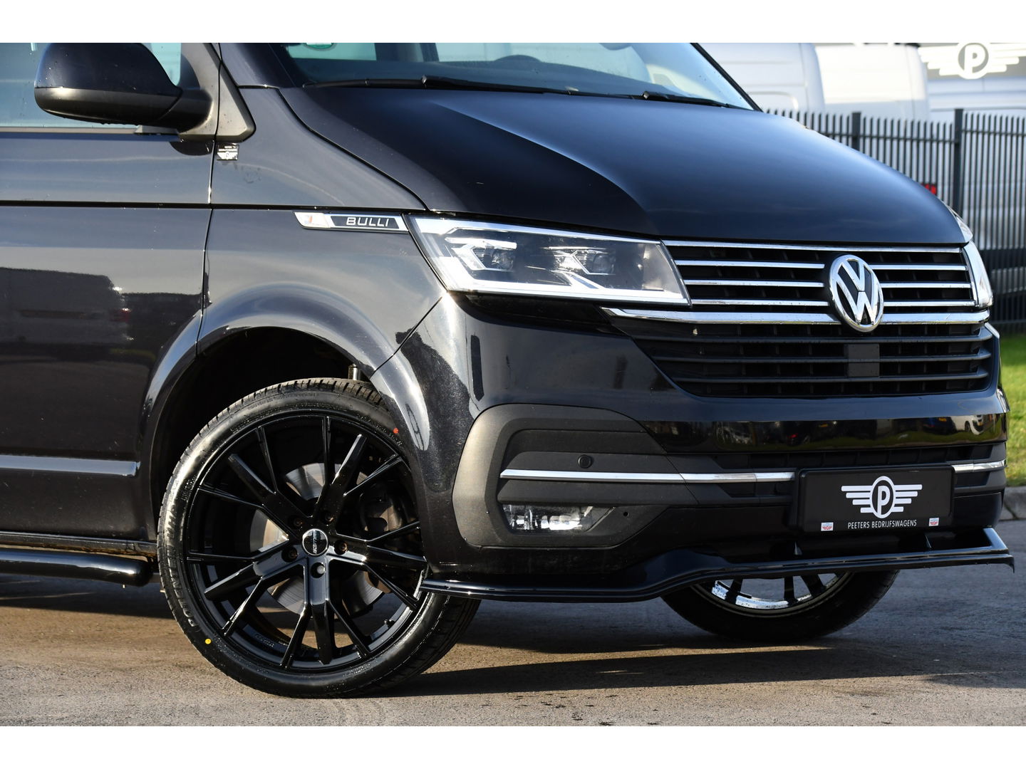 Volkswagen Transporter 2.0 TDI L2H1 30 DC Bulli Black Edition Virtual, Adaptie cruise, Camera, Carplay, 199pk, Sensoren, Automaat, Leder, Trekhaak, LED, 2 x Schuifdeur, Uniek!