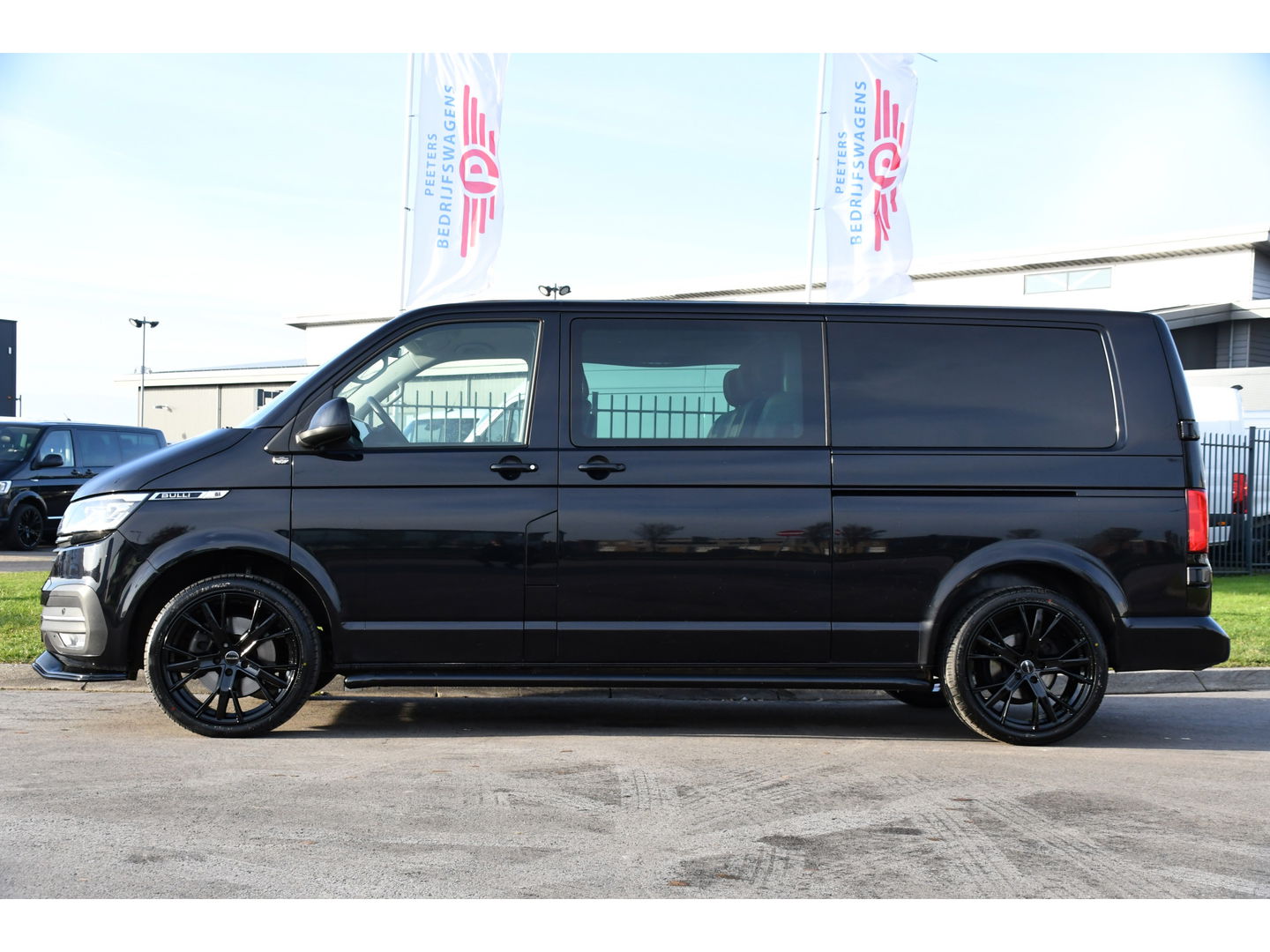Volkswagen Transporter 2.0 TDI L2H1 30 DC Bulli Black Edition Virtual, Adaptie cruise, Camera, Carplay, 199pk, Sensoren, Automaat, Leder, Trekhaak, LED, 2 x Schuifdeur, Uniek!