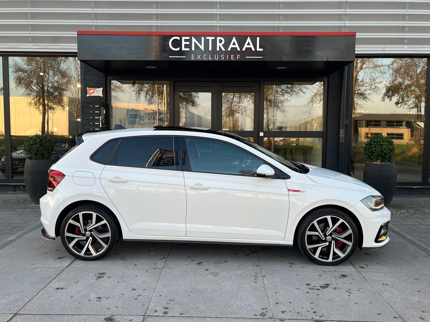 Volkswagen Polo GTI 2.0 TSI|Pano|Beats|Carplay|Pdc|Stoelverwarming|200PK