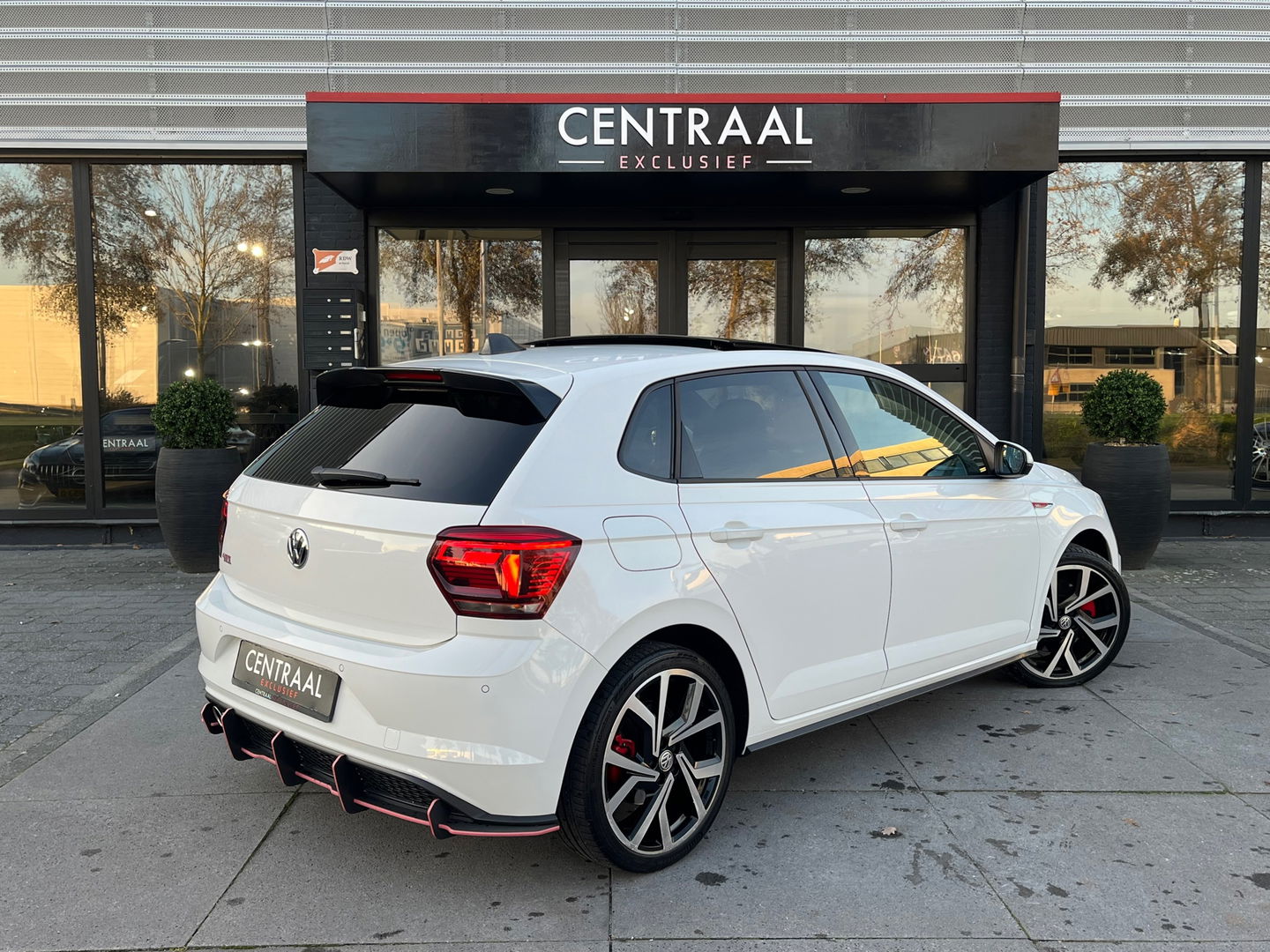 Volkswagen Polo GTI 2.0 TSI|Pano|Beats|Carplay|Pdc|Stoelverwarming|200PK