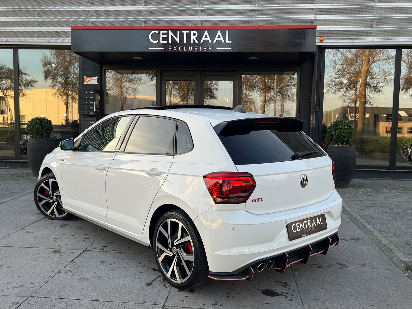 Volkswagen Polo GTI 2.0 TSI|Pano|Beats|Carplay|Pdc|Stoelverwarming|200PK