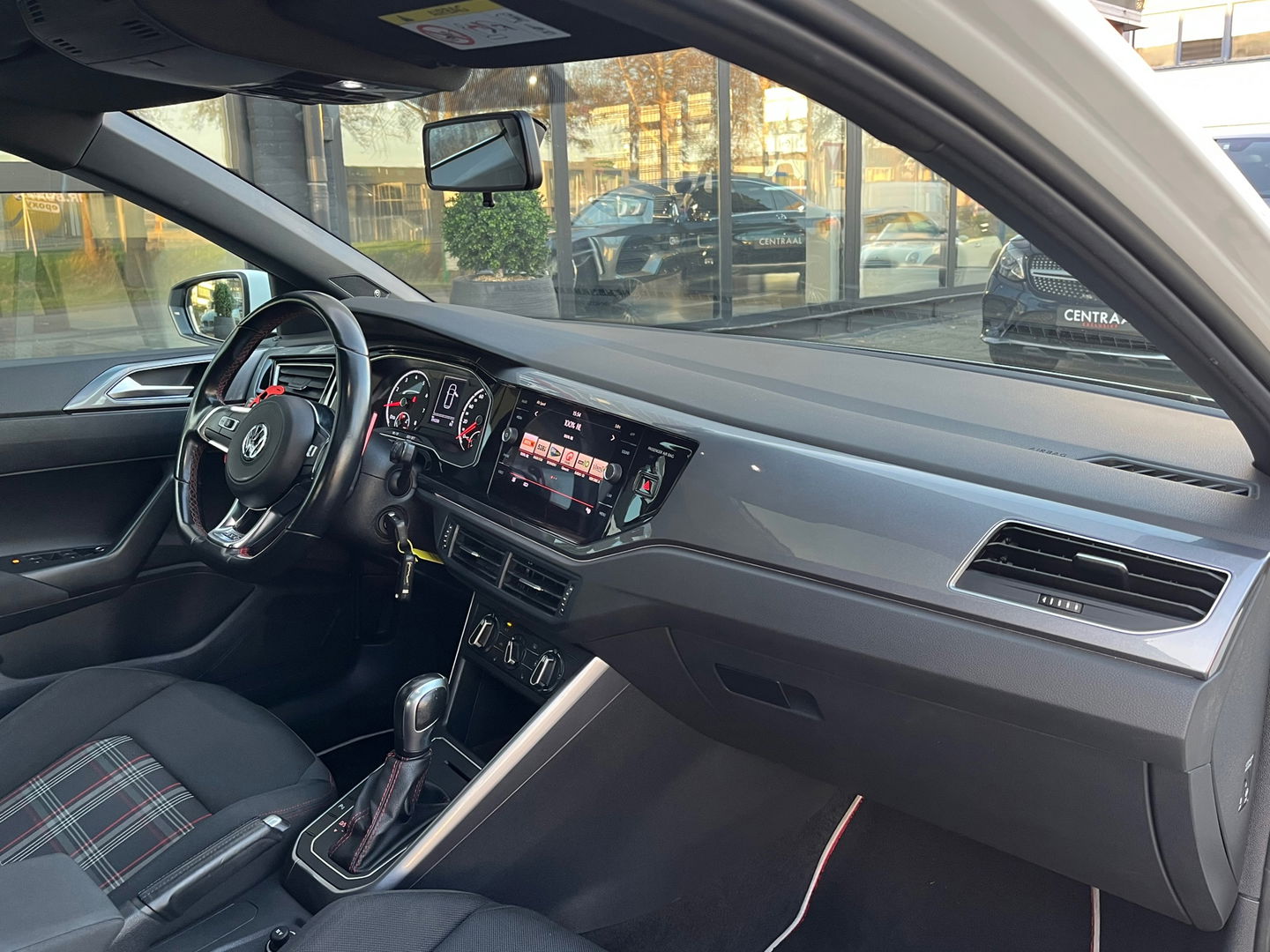 Volkswagen Polo GTI 2.0 TSI|Pano|Beats|Carplay|Pdc|Stoelverwarming|200PK