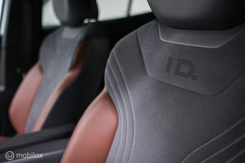 Volkswagen ID.4 First 77 kWh | Nieuwe ACCU | Trekhaak | Camera | 20 inch | NL auto | Stoel + stuurwiel verwarming | Adaptive |