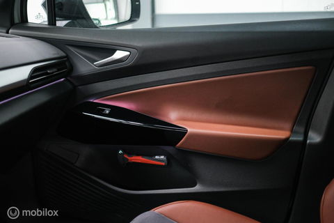 Volkswagen ID.4 First 77 kWh | Nieuwe ACCU | Trekhaak | Camera | 20 inch | NL auto | Stoel + stuurwiel verwarming | Adaptive |