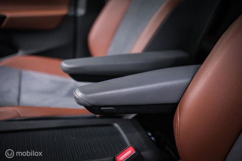 Volkswagen ID.4 First 77 kWh | Nieuwe ACCU | Trekhaak | Camera | 20 inch | NL auto | Stoel + stuurwiel verwarming | Adaptive |