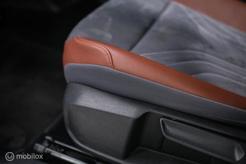 Volkswagen ID.4 First 77 kWh | Nieuwe ACCU | Trekhaak | Camera | 20 inch | NL auto | Stoel + stuurwiel verwarming | Adaptive |