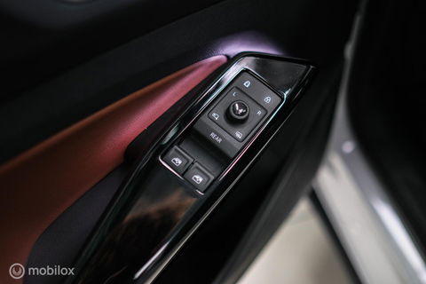 Volkswagen ID.4 First 77 kWh | Nieuwe ACCU | Trekhaak | Camera | 20 inch | NL auto | Stoel + stuurwiel verwarming | Adaptive |