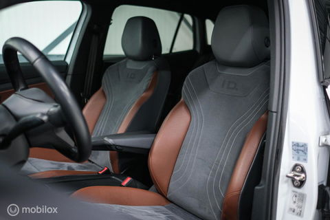Volkswagen ID.4 First 77 kWh | Nieuwe ACCU | Trekhaak | Camera | 20 inch | NL auto | Stoel + stuurwiel verwarming | Adaptive |