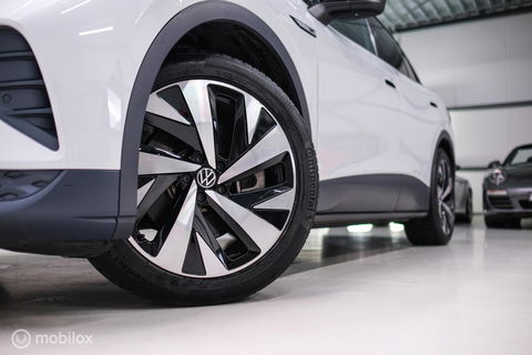 Volkswagen ID.4 First 77 kWh | Nieuwe ACCU | Trekhaak | Camera | 20 inch | NL auto | Stoel + stuurwiel verwarming | Adaptive |