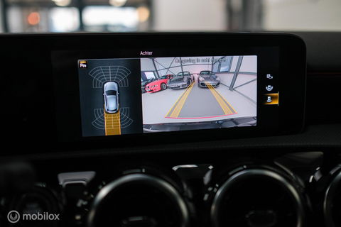 Mercedes-Benz A-Klasse 180 Business Solution AMG | Sportstoelen | Camera | Stoelverwarming | Leder | Alcantara | NAP NL auto | Dealer oh | Rijklaarprij