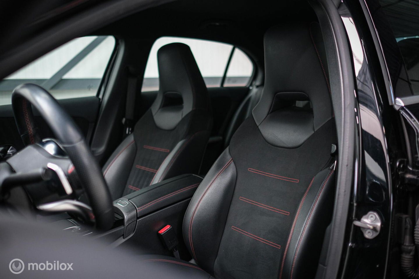 Mercedes-Benz A-Klasse 180 Business Solution AMG | Sportstoelen | Camera | Stoelverwarming | Leder | Alcantara | NAP NL auto | Dealer oh | Rijklaarprij