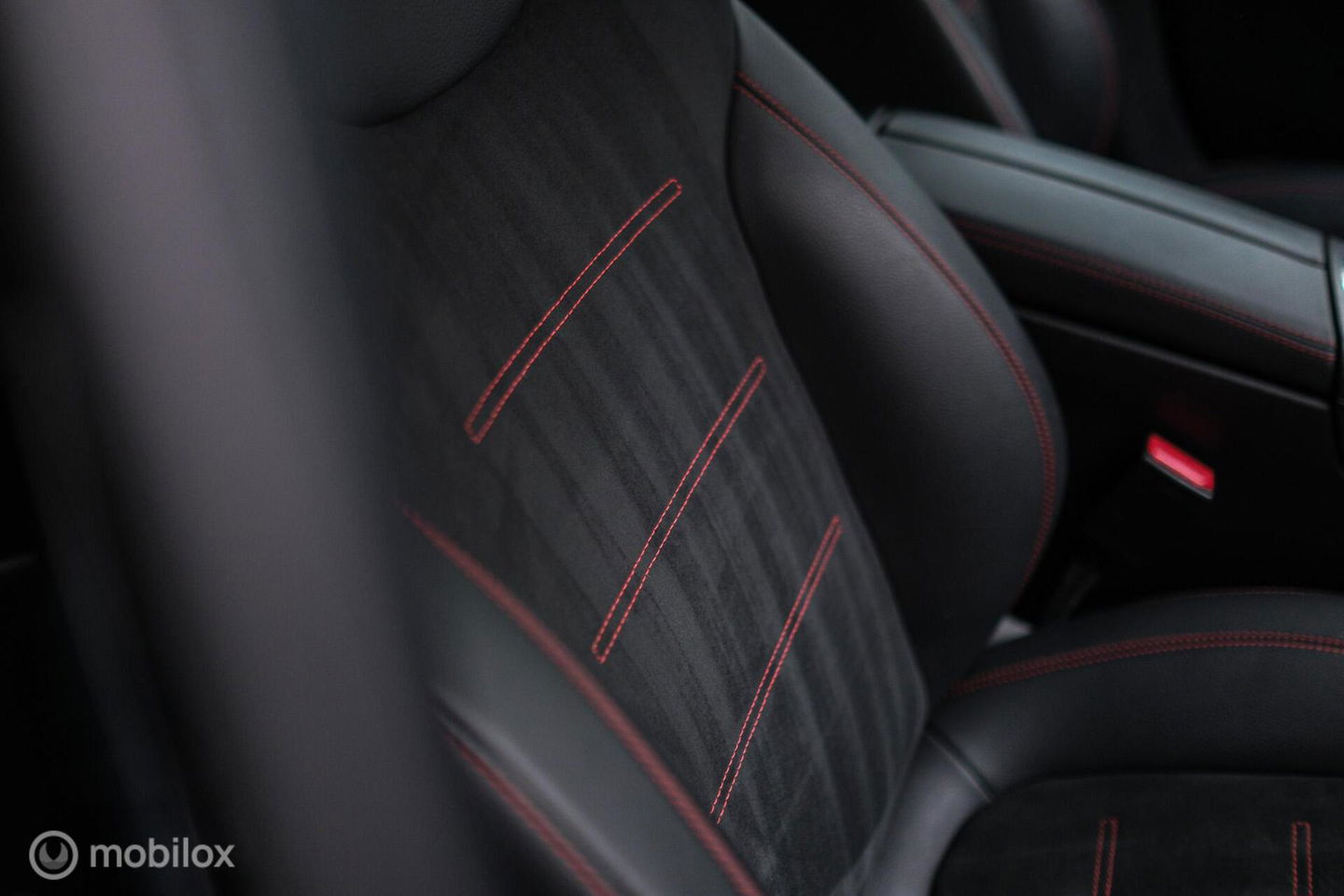 Mercedes-Benz A-Klasse 180 Business Solution AMG | Sportstoelen | Camera | Stoelverwarming | Leder | Alcantara | NAP NL auto | Dealer oh | Rijklaarprij