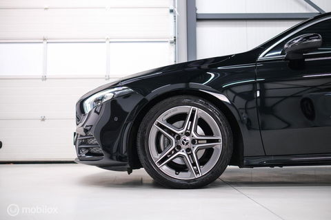 Mercedes-Benz A-Klasse 180 Business Solution AMG | Sportstoelen | Camera | Stoelverwarming | Leder | Alcantara | NAP NL auto | Dealer oh | Rijklaarprij