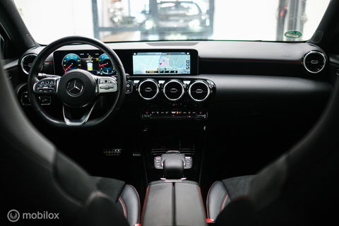 Mercedes-Benz A-Klasse 180 Business Solution AMG | Sportstoelen | Camera | Stoelverwarming | Leder | Alcantara | NAP NL auto | Dealer oh | Rijklaarprij