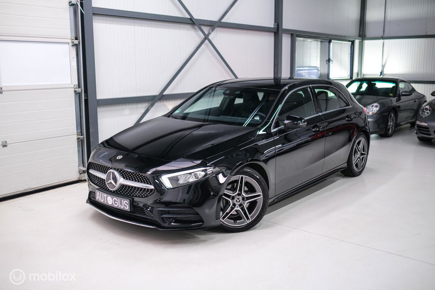 Mercedes-Benz A-Klasse 180 Business Solution AMG | Sportstoelen | Camera | Stoelverwarming | Leder | Alcantara | NAP NL auto | Dealer oh | Rijklaarprij