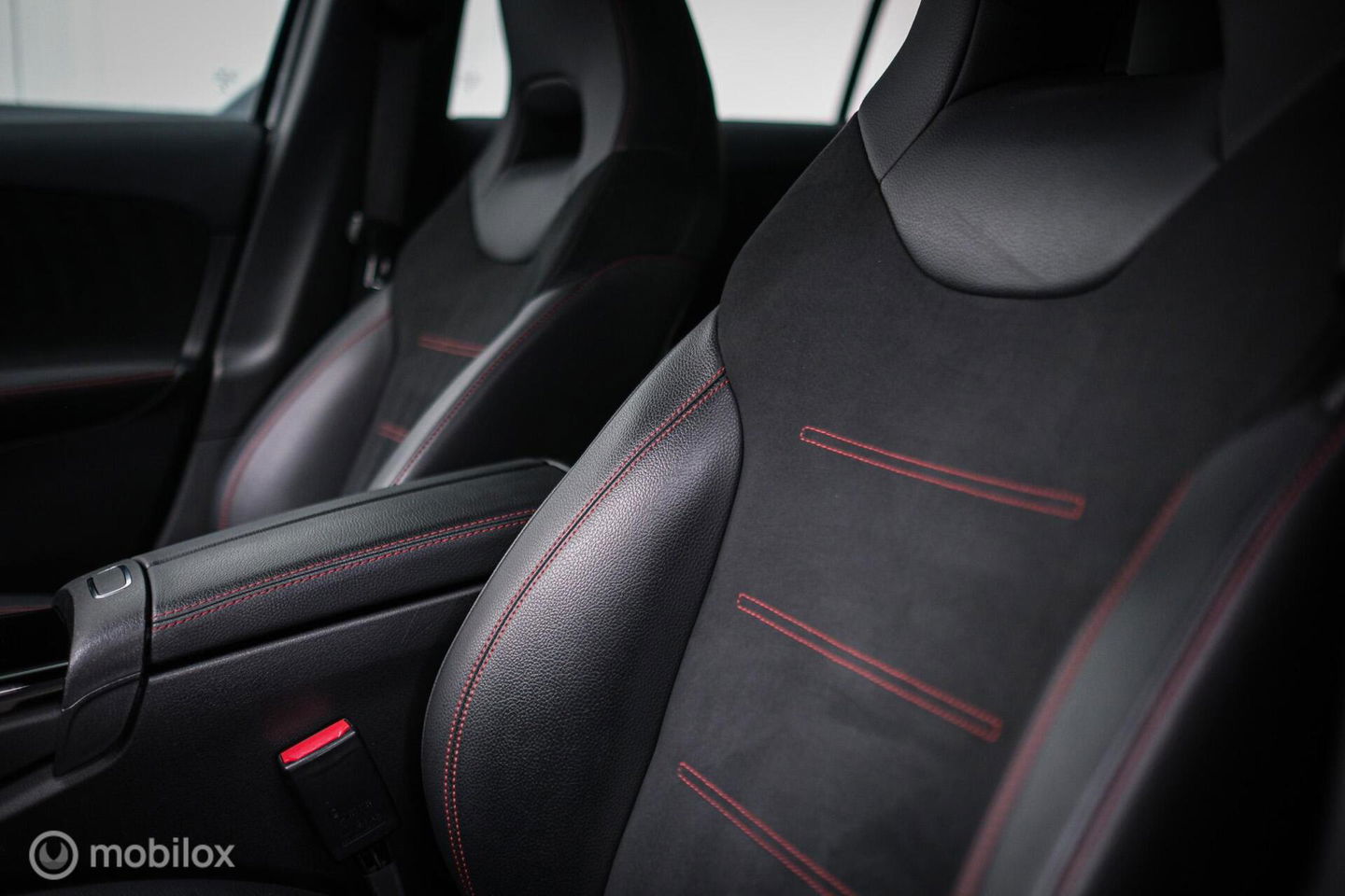 Mercedes-Benz A-Klasse 180 Business Solution AMG | Sportstoelen | Camera | Stoelverwarming | Leder | Alcantara | NAP NL auto | Dealer oh | Rijklaarprij