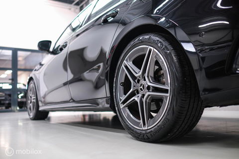 Mercedes-Benz A-Klasse 180 Business Solution AMG | Sportstoelen | Camera | Stoelverwarming | Leder | Alcantara | NAP NL auto | Dealer oh | Rijklaarprij