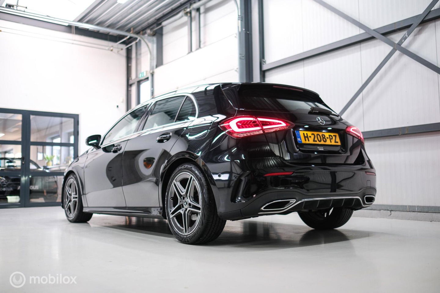 Mercedes-Benz A-Klasse 180 Business Solution AMG | Sportstoelen | Camera | Stoelverwarming | Leder | Alcantara | NAP NL auto | Dealer oh | Rijklaarprij