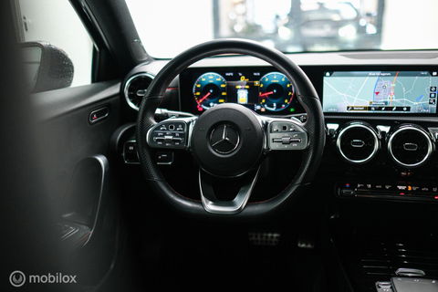 Mercedes-Benz A-Klasse 180 Business Solution AMG | Sportstoelen | Camera | Stoelverwarming | Leder | Alcantara | NAP NL auto | Dealer oh | Rijklaarprij