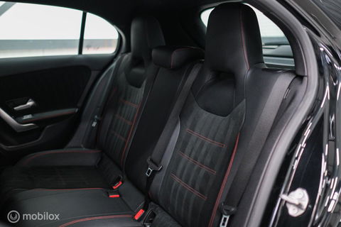 Mercedes-Benz A-Klasse 180 Business Solution AMG | Sportstoelen | Camera | Stoelverwarming | Leder | Alcantara | NAP NL auto | Dealer oh | Rijklaarprij