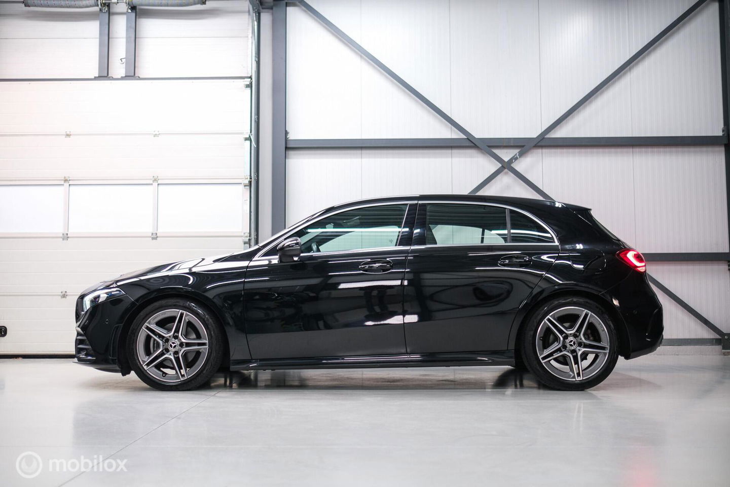 Mercedes-Benz A-Klasse 180 Business Solution AMG | Sportstoelen | Camera | Stoelverwarming | Leder | Alcantara | NAP NL auto | Dealer oh | Rijklaarprij