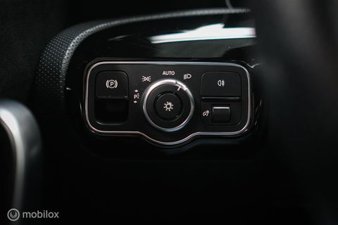Mercedes-Benz A-Klasse 180 Business Solution AMG | Sportstoelen | Camera | Stoelverwarming | Leder | Alcantara | NAP NL auto | Dealer oh | Rijklaarprij