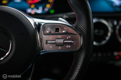 Mercedes-Benz A-Klasse 180 Business Solution AMG | Sportstoelen | Camera | Stoelverwarming | Leder | Alcantara | NAP NL auto | Dealer oh | Rijklaarprij