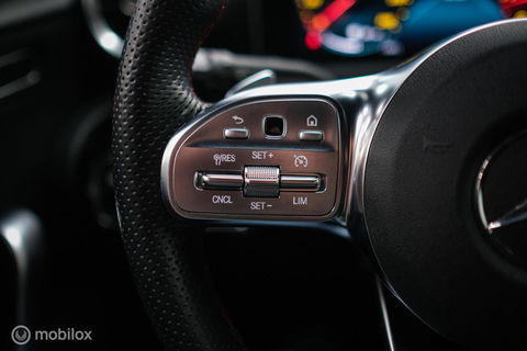 Mercedes-Benz A-Klasse 180 Business Solution AMG | Sportstoelen | Camera | Stoelverwarming | Leder | Alcantara | NAP NL auto | Dealer oh | Rijklaarprij