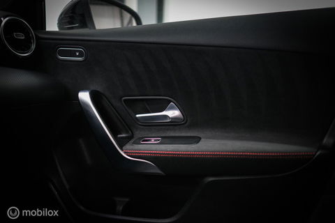Mercedes-Benz A-Klasse 180 Business Solution AMG | Sportstoelen | Camera | Stoelverwarming | Leder | Alcantara | NAP NL auto | Dealer oh | Rijklaarprij