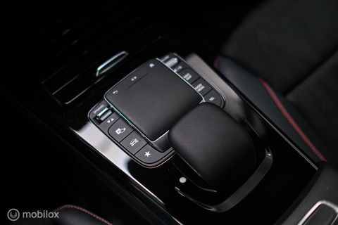 Mercedes-Benz A-Klasse 180 Business Solution AMG | Sportstoelen | Camera | Stoelverwarming | Leder | Alcantara | NAP NL auto | Dealer oh | Rijklaarprij