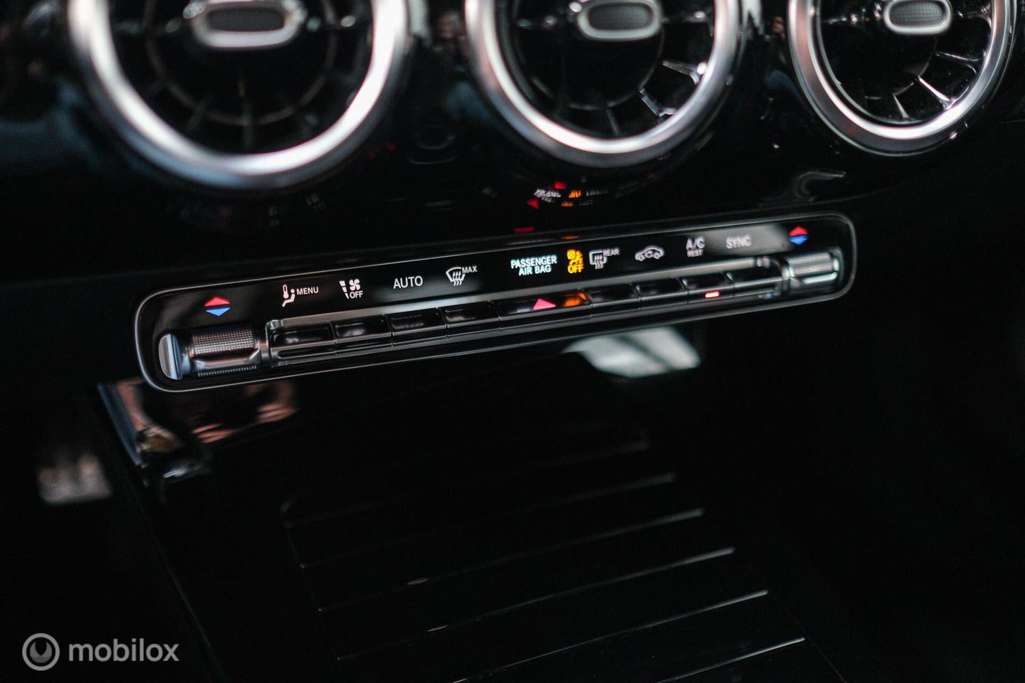 Mercedes-Benz A-Klasse 180 Business Solution AMG | Sportstoelen | Camera | Stoelverwarming | Leder | Alcantara | NAP NL auto | Dealer oh | Rijklaarprij