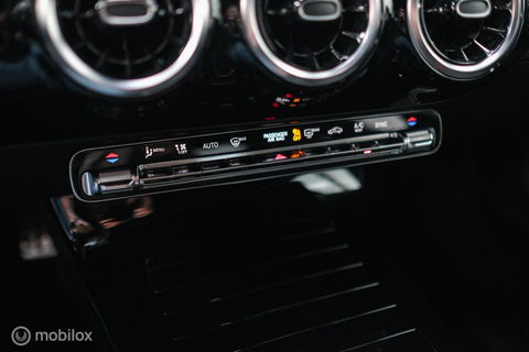 Mercedes-Benz A-Klasse 180 Business Solution AMG | Sportstoelen | Camera | Stoelverwarming | Leder | Alcantara | NAP NL auto | Dealer oh | Rijklaarprij