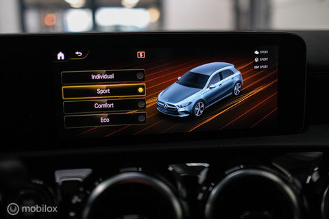 Mercedes-Benz A-Klasse 180 Business Solution AMG | Sportstoelen | Camera | Stoelverwarming | Leder | Alcantara | NAP NL auto | Dealer oh | Rijklaarprij