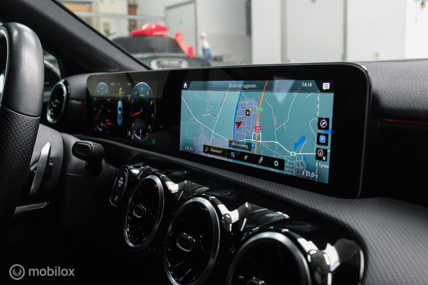 Mercedes-Benz A-Klasse 180 Business Solution AMG | Sportstoelen | Camera | Stoelverwarming | Leder | Alcantara | NAP NL auto | Dealer oh | Rijklaarprij