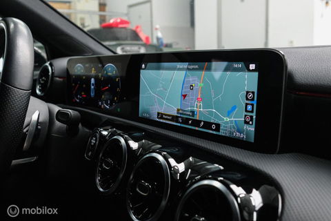 Mercedes-Benz A-Klasse 180 Business Solution AMG | Sportstoelen | Camera | Stoelverwarming | Leder | Alcantara | NAP NL auto | Dealer oh | Rijklaarprij