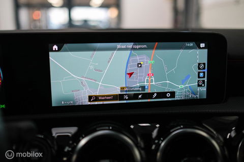 Mercedes-Benz A-Klasse 180 Business Solution AMG | Sportstoelen | Camera | Stoelverwarming | Leder | Alcantara | NAP NL auto | Dealer oh | Rijklaarprij