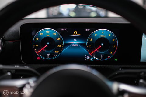 Mercedes-Benz A-Klasse 180 Business Solution AMG | Sportstoelen | Camera | Stoelverwarming | Leder | Alcantara | NAP NL auto | Dealer oh | Rijklaarprij