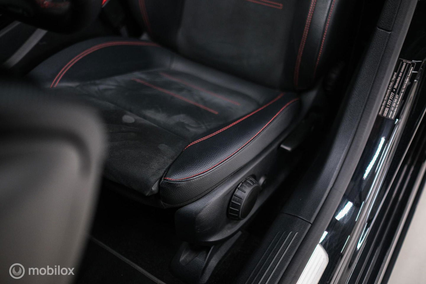 Mercedes-Benz A-Klasse 180 Business Solution AMG | Sportstoelen | Camera | Stoelverwarming | Leder | Alcantara | NAP NL auto | Dealer oh | Rijklaarprij