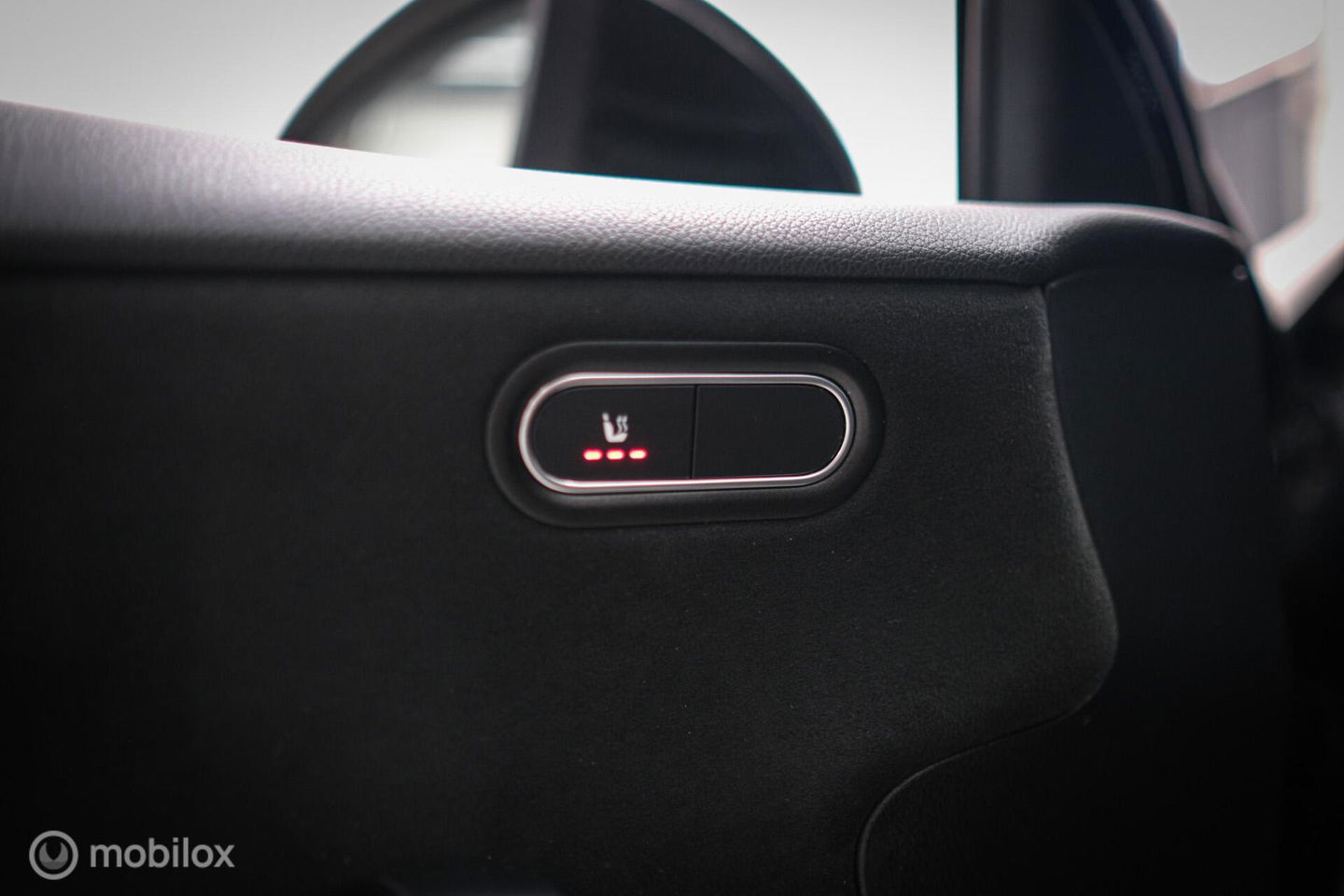 Mercedes-Benz A-Klasse 180 Business Solution AMG | Sportstoelen | Camera | Stoelverwarming | Leder | Alcantara | NAP NL auto | Dealer oh | Rijklaarprij