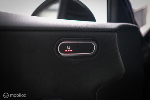 Mercedes-Benz A-Klasse 180 Business Solution AMG | Sportstoelen | Camera | Stoelverwarming | Leder | Alcantara | NAP NL auto | Dealer oh | Rijklaarprij
